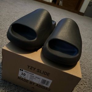 Yeezy slides (black)